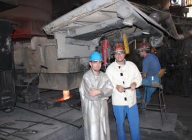 Dr. BoAtjan BradaAkaja in mag. Anton KoAir med ulivanjem manganovega jekla X120Mn12
